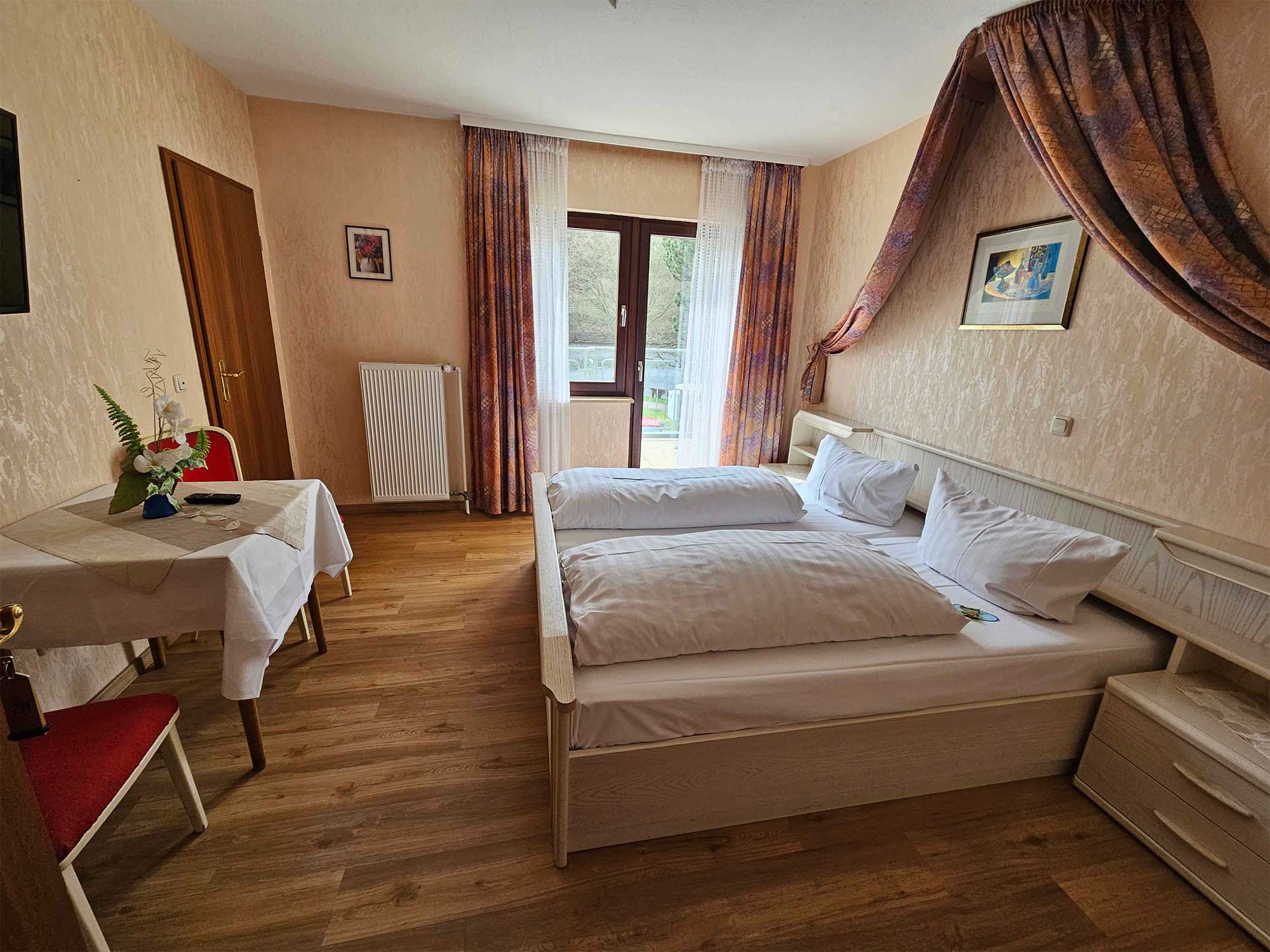 Premium-Zimmer mit Möbeln im alten Stil, viel Platz und einer schönen Aussicht vom See